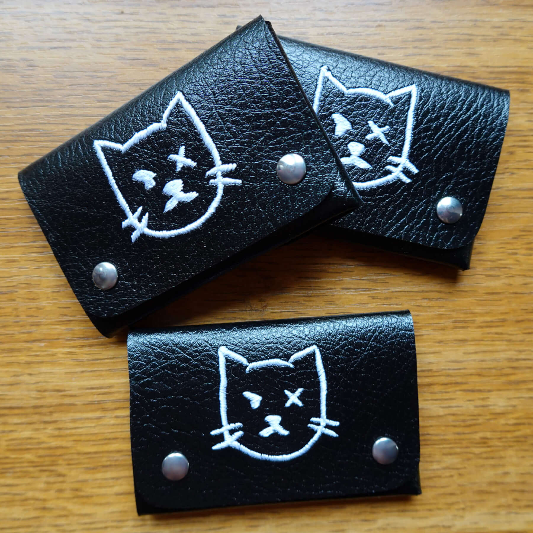 😼 Portefeuille vegan minimaliste broderie visage de chat badass Portefeuille vegan minimaliste - broderie chat en colère