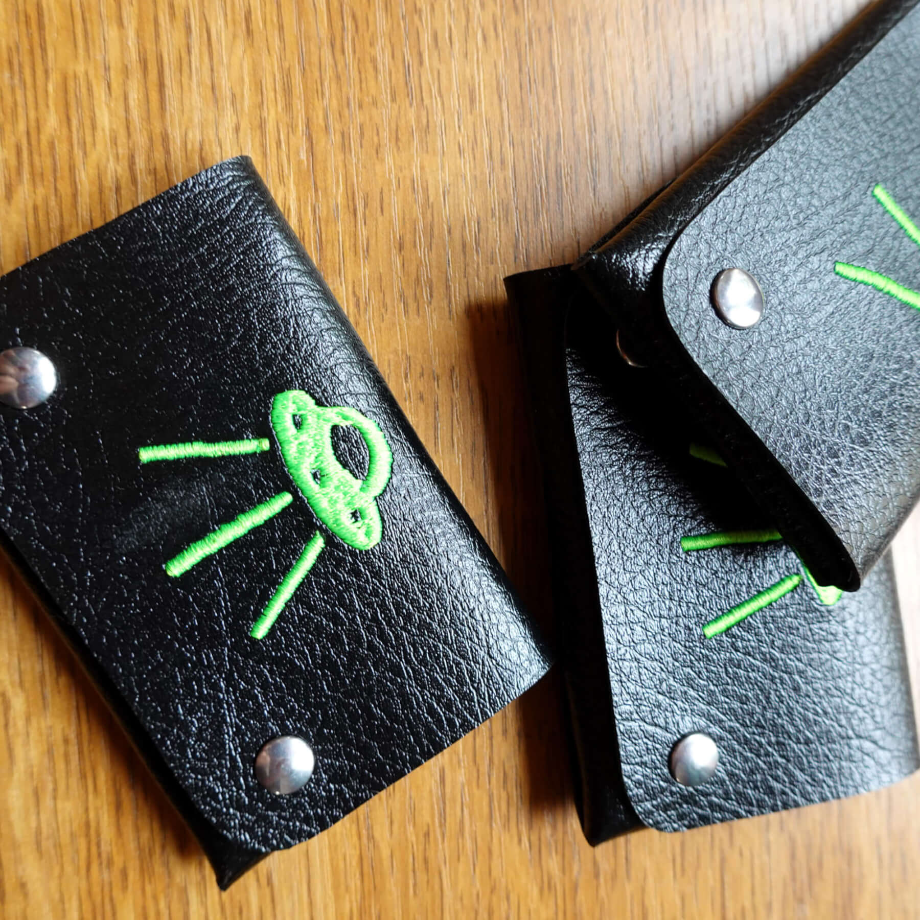 🛸 Portefeuille vegan minimaliste broderie OVNI Portefeuille vegan minimaliste - broderie OVNI