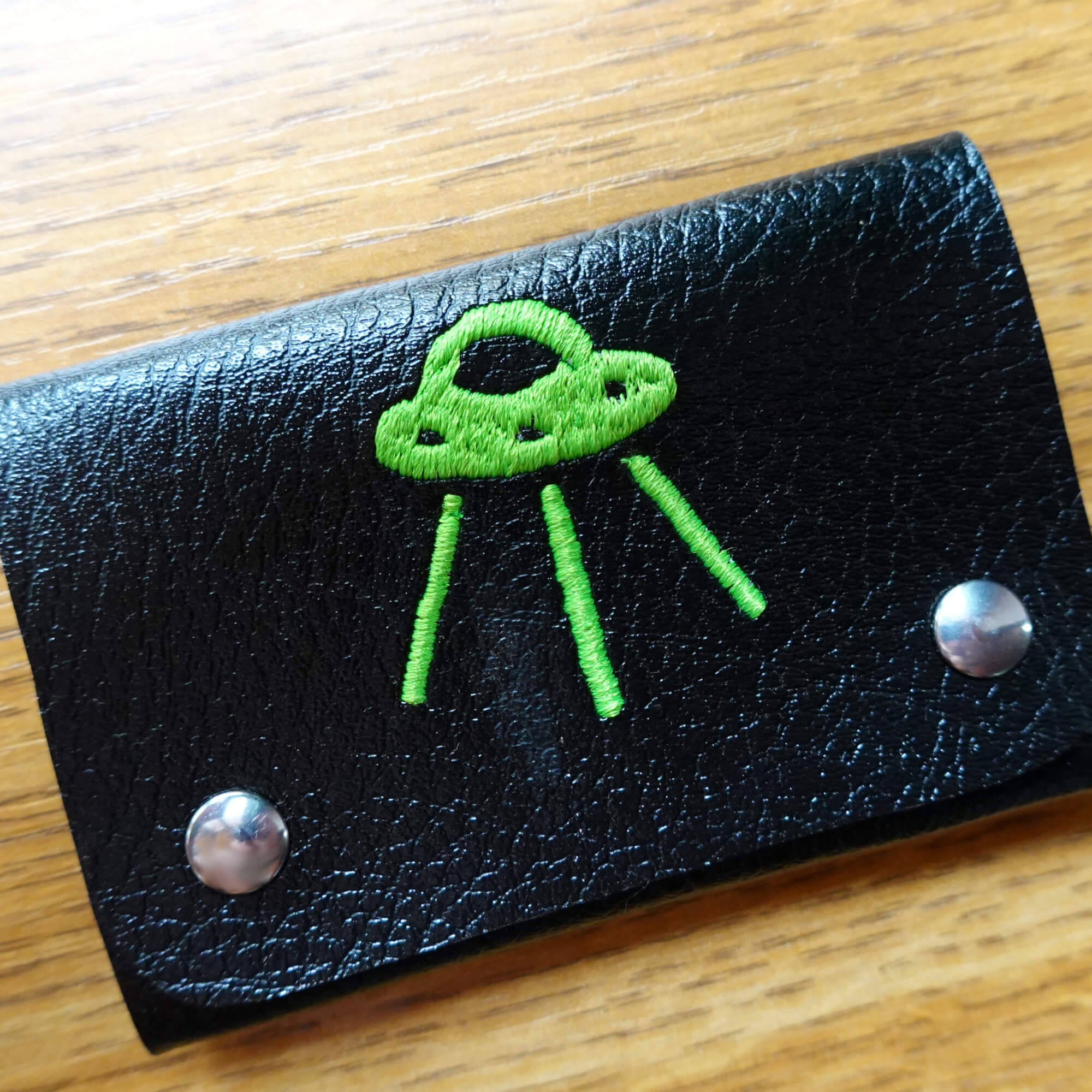 🛸 Portefeuille vegan minimaliste broderie OVNI Portefeuille vegan minimaliste - broderie OVNI