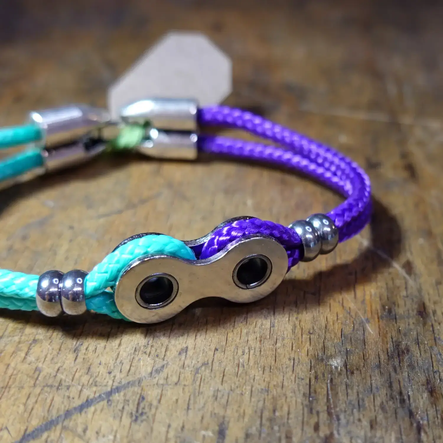 🚲 Bracelet en maillon de chaine de vélo - paracorde, couleur au choix Bracelet en paracorde turquoise et violette et maillon de chaîne de vélo - style 80s - style retro