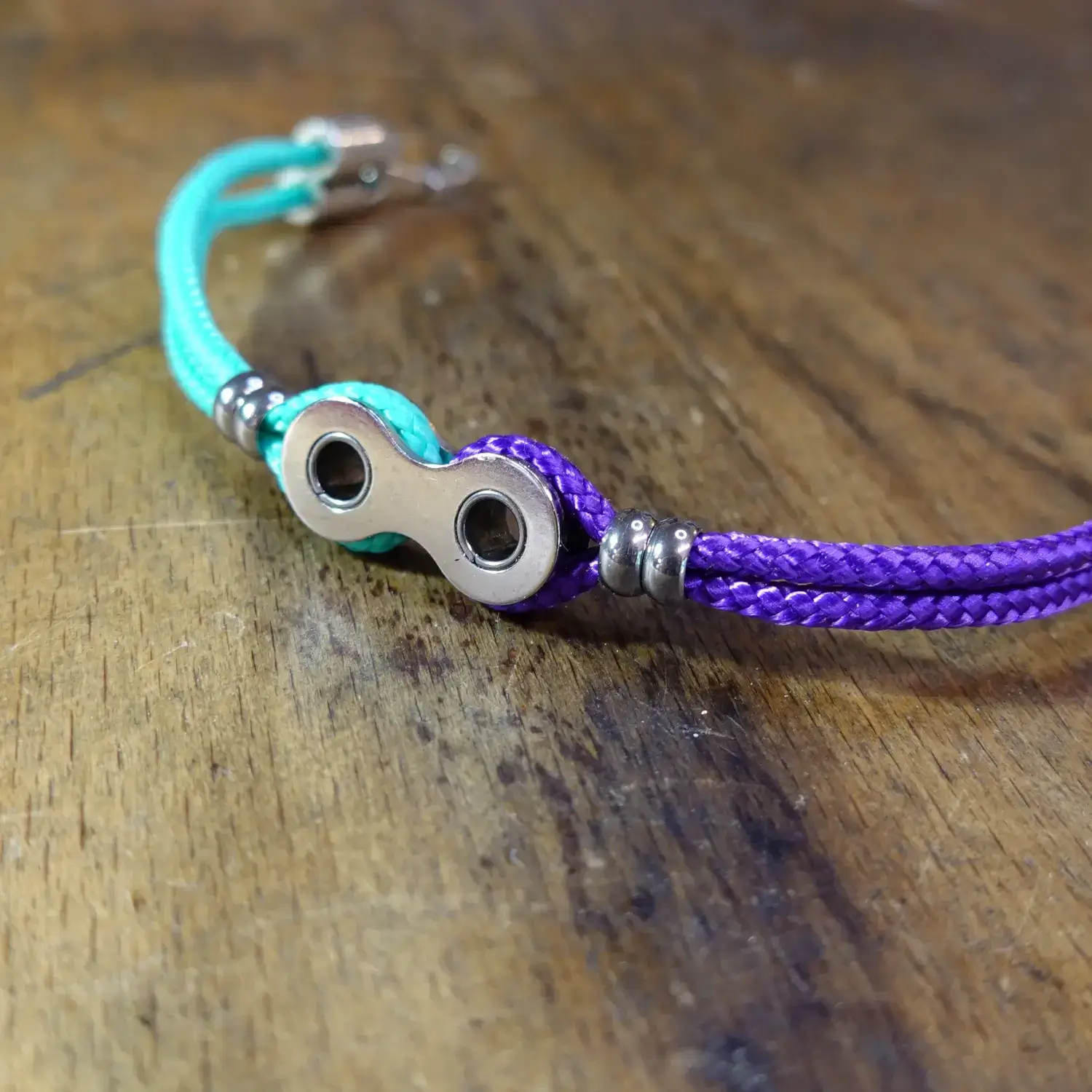 🚲 Bracelet en maillon de chaine de vélo - paracorde, couleur au choix Bracelet en paracorde turquoise et violette et maillon de chaîne de vélo - style 80s - style retro
