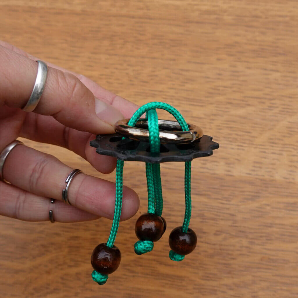 Casse-tête méduse en galet de dérailleur upcyclé