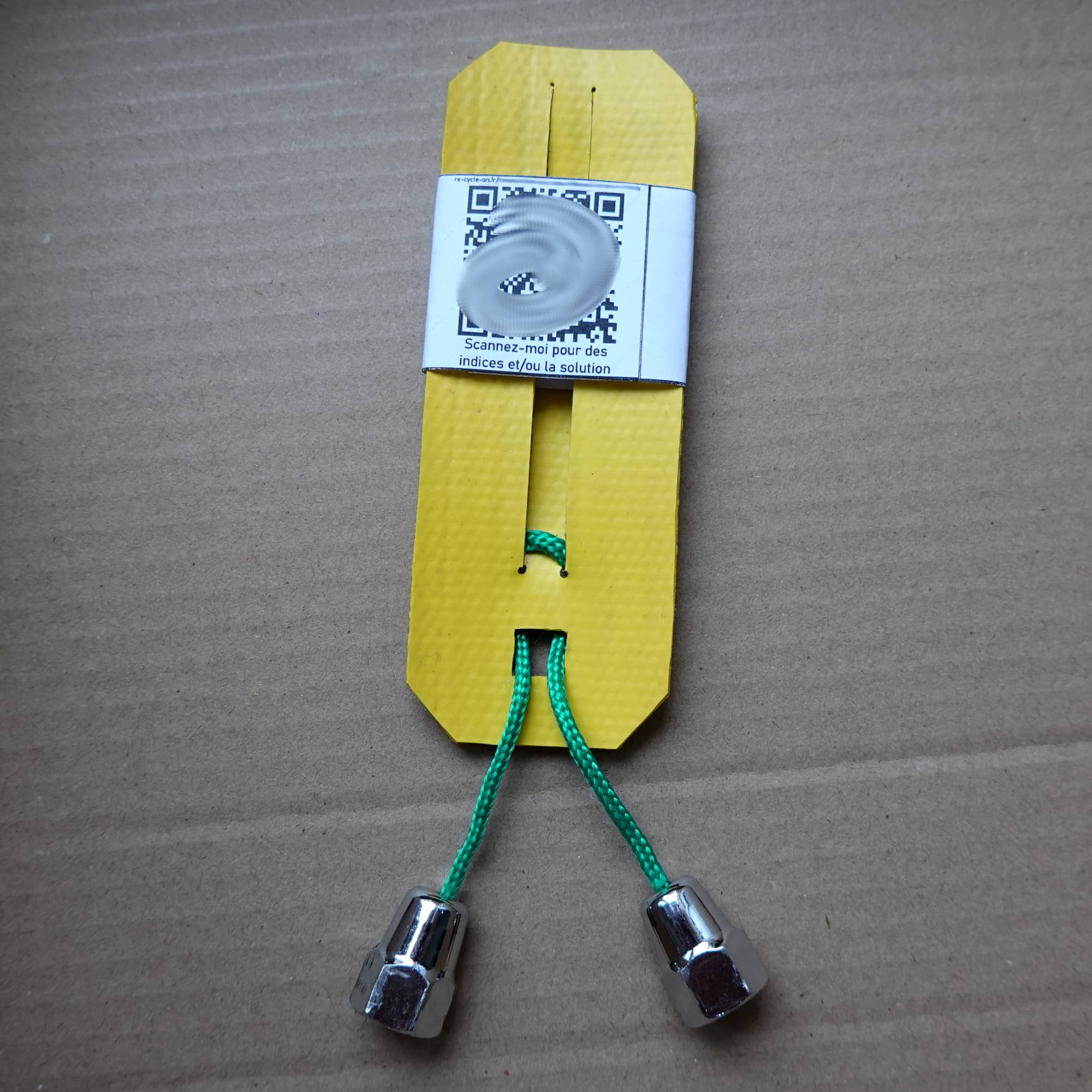 🧩 Casse-tête niveau moyen - en lance à incendie, paracorde et écrous de roue de vélo Casse-tête en lance à incendie réformée, paracorde et écrous de roues de vélo upcyclés