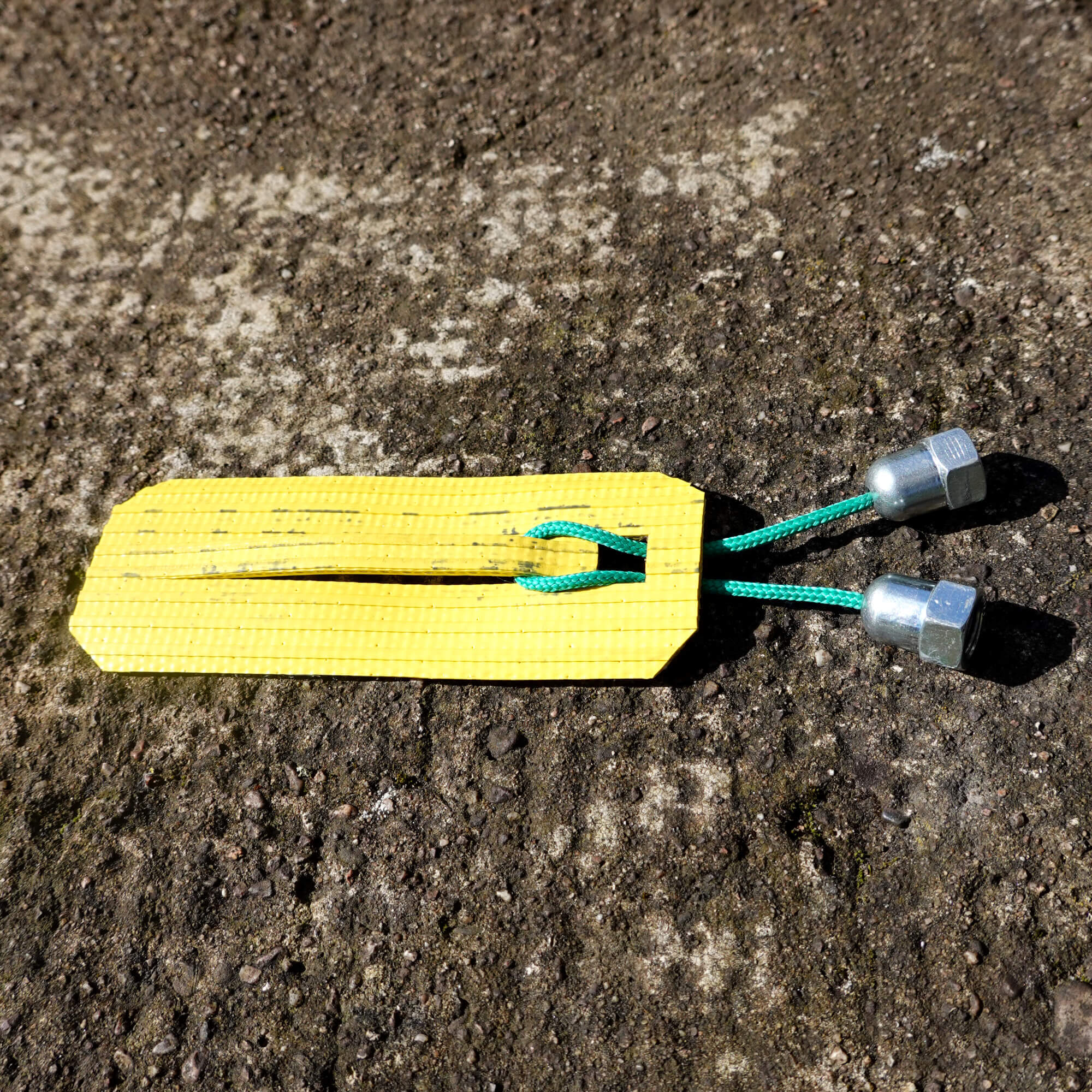 🧩 Casse-tête niveau moyen - en lance à incendie, paracorde et écrous de roue de vélo Casse-tête en lance à incendie réformée, paracorde et écrous de roues de vélo upcyclés