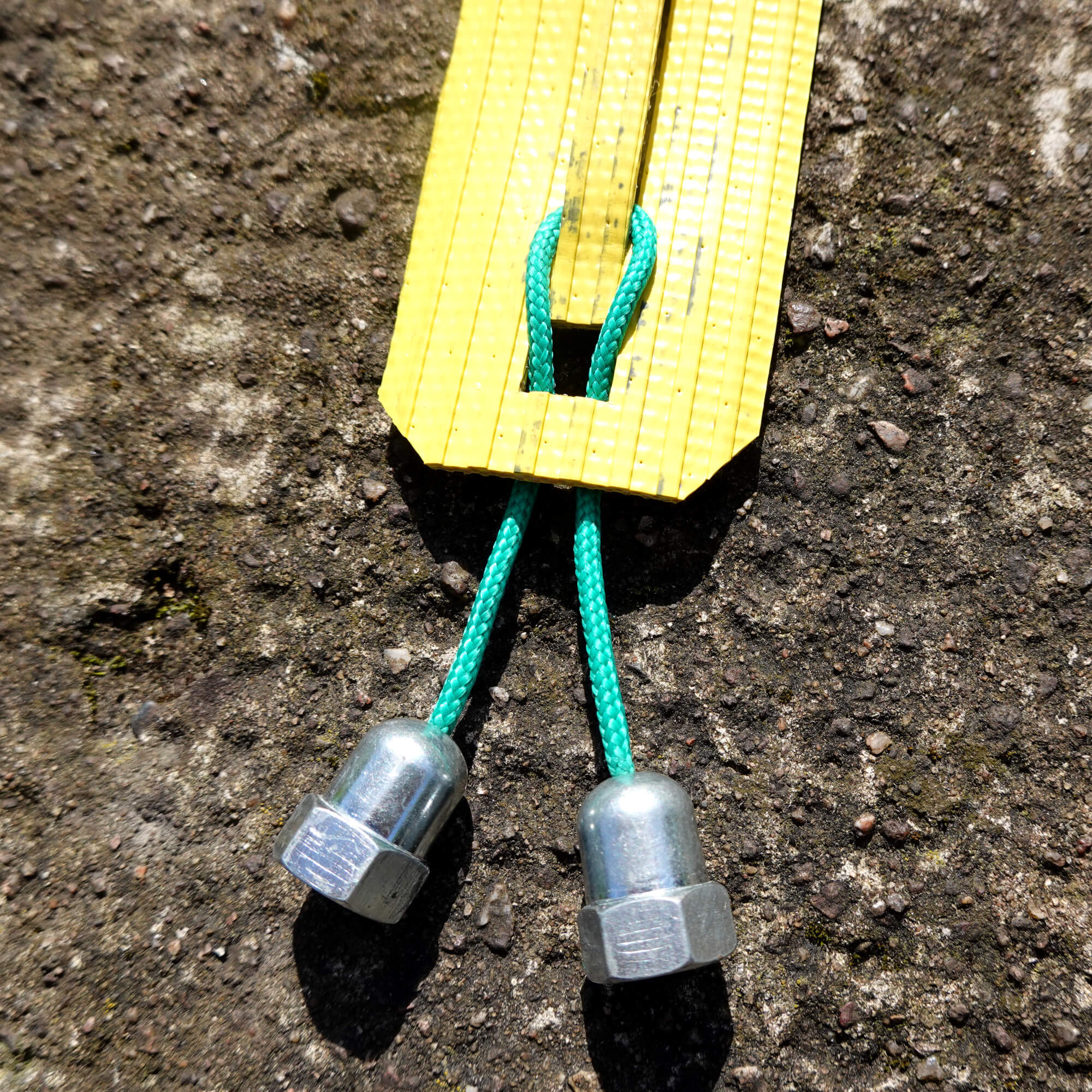 🧩 Casse-tête niveau moyen - en lance à incendie, paracorde et écrous de roue de vélo Casse-tête en lance à incendie réformée, paracorde et écrous de roues de vélo upcyclés