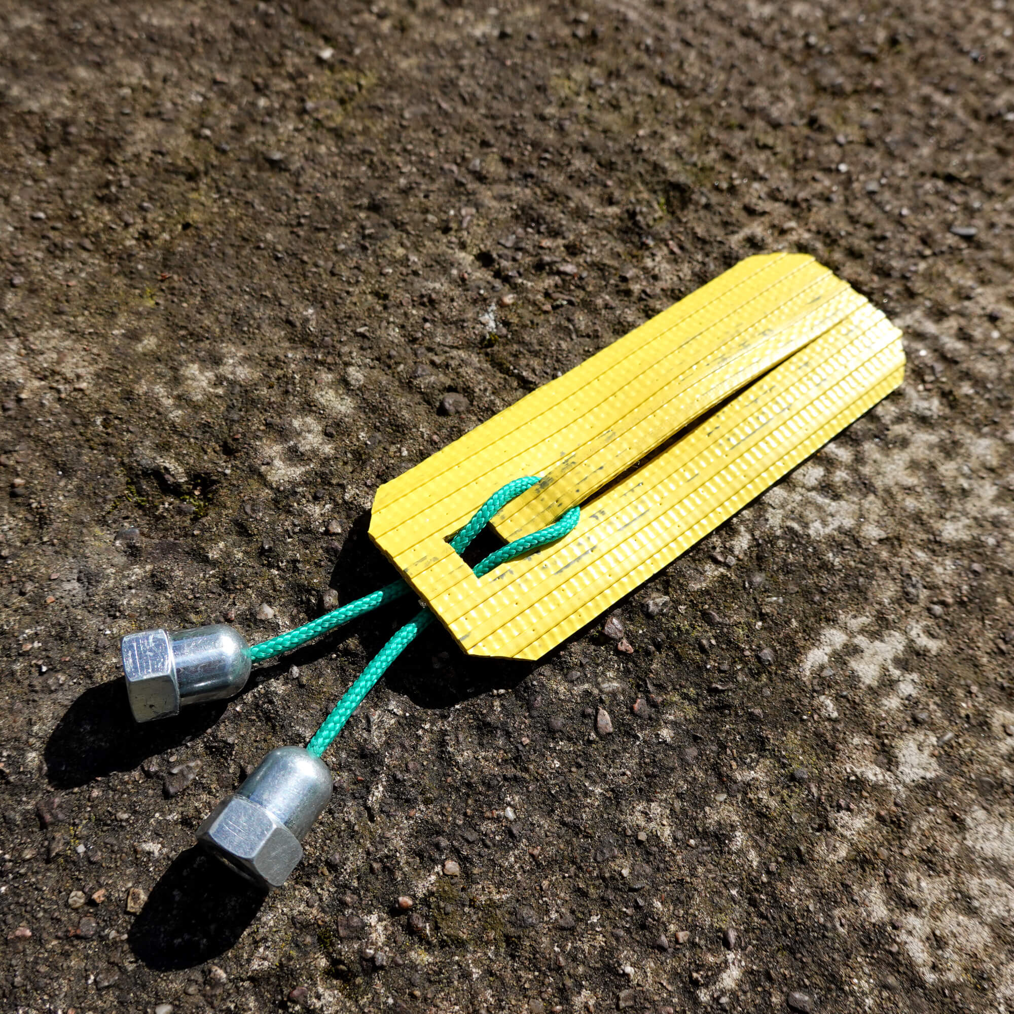 🧩 Casse-tête niveau moyen - en lance à incendie, paracorde et écrous de roue de vélo Casse-tête en lance à incendie réformée, paracorde et écrous de roues de vélo upcyclés