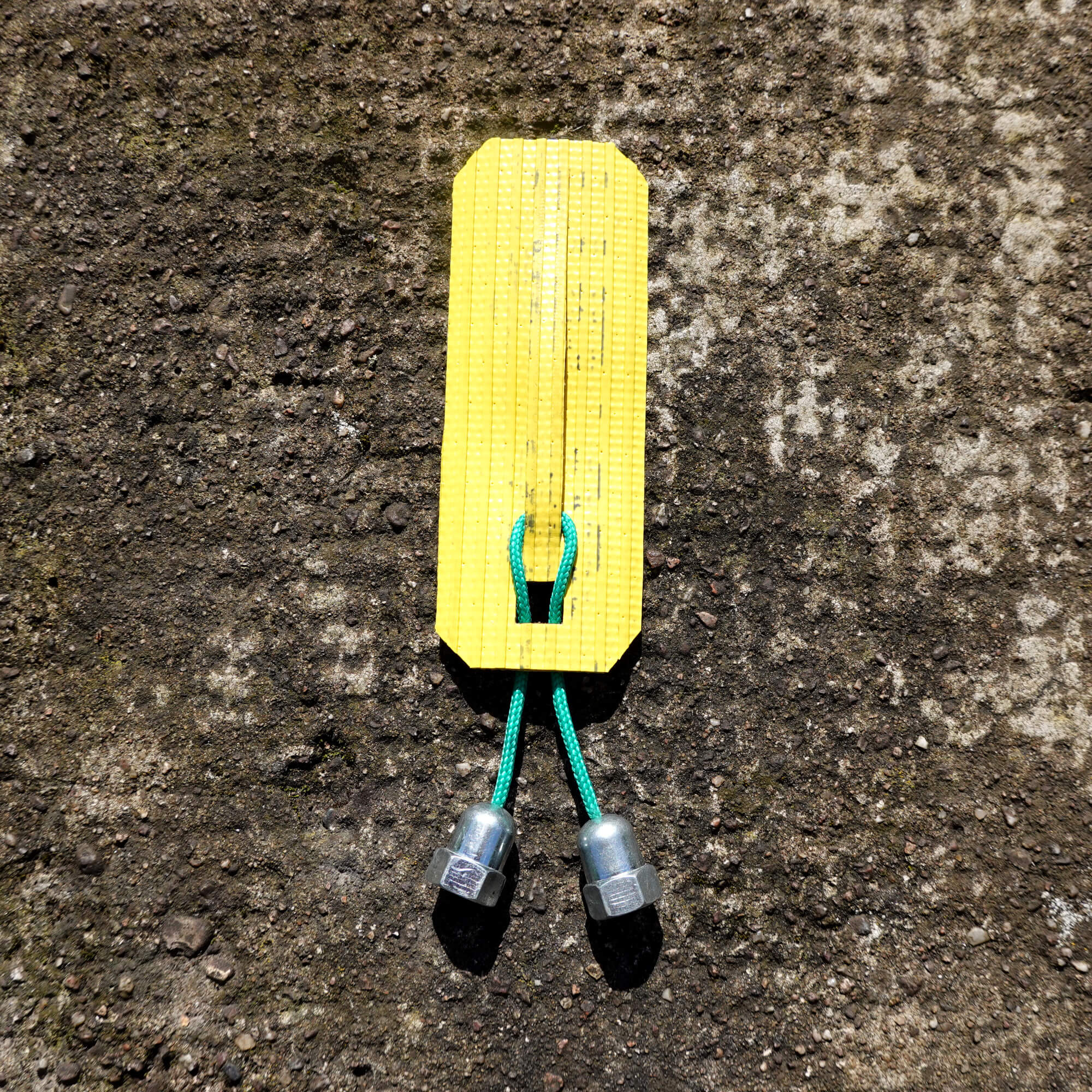 🧩 Casse-tête niveau moyen - en lance à incendie, paracorde et écrous de roue de vélo Casse-tête en lance à incendie réformée, paracorde et écrous de roues de vélo upcyclés