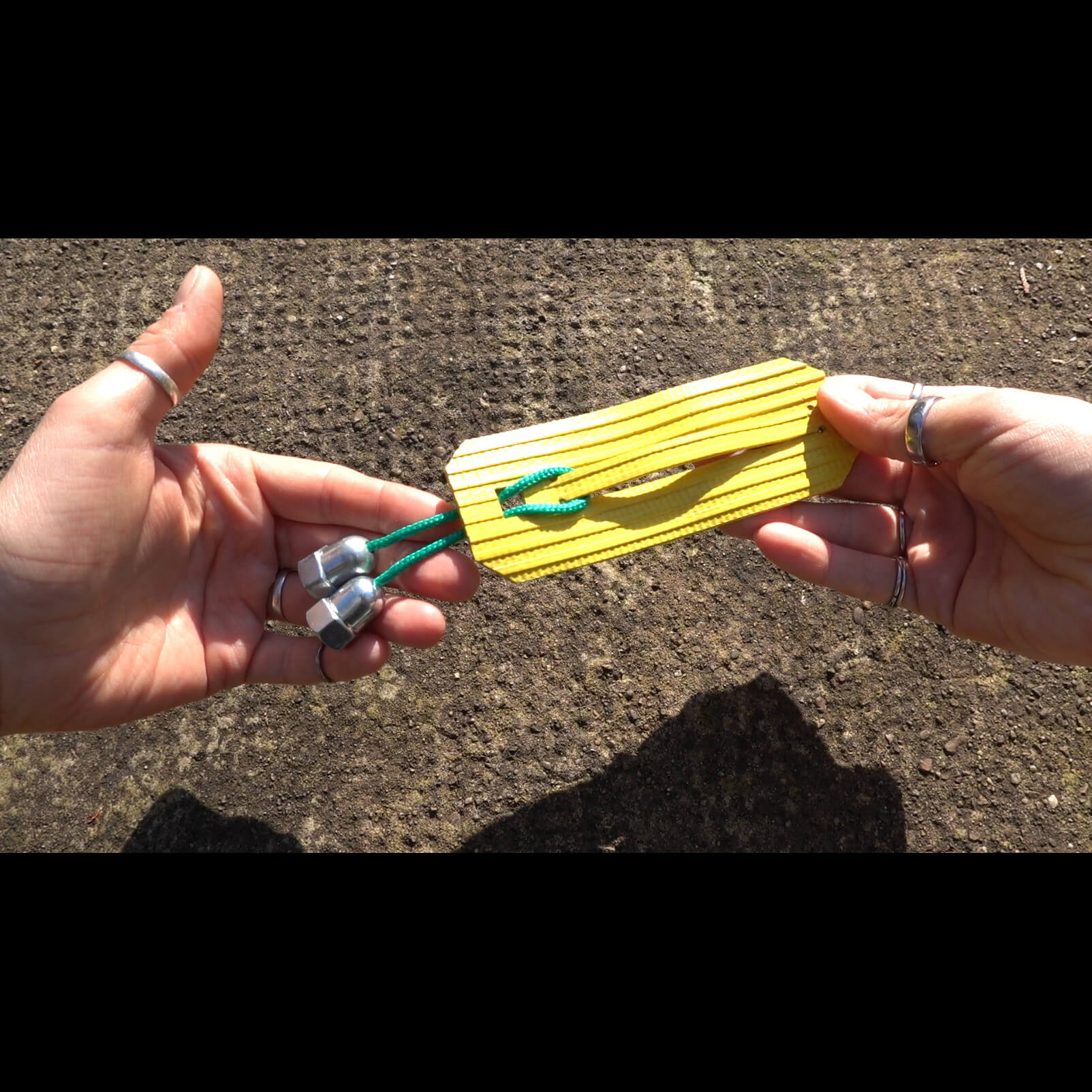 🧩 Casse-tête niveau moyen - en lance à incendie, paracorde et écrous de roue de vélo Casse-tête en lance à incendie réformée, paracorde et écrous de roues de vélo upcyclés