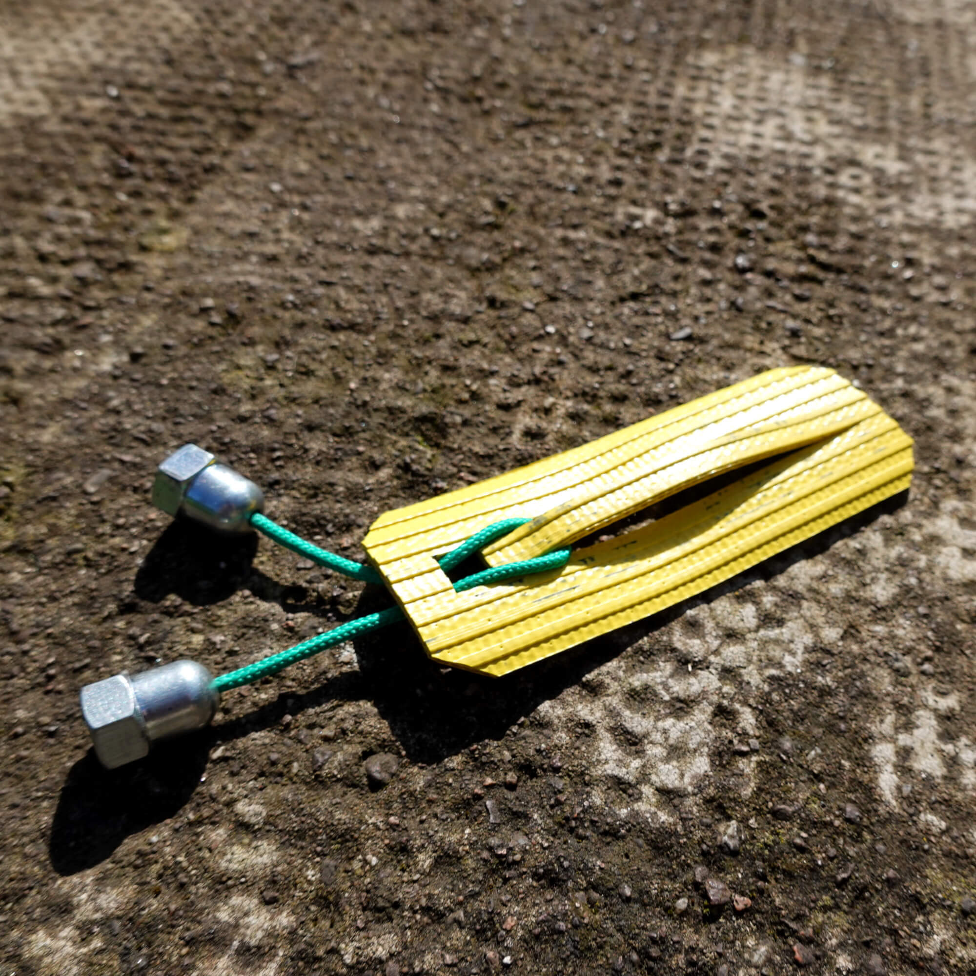 🧩 Casse-tête niveau moyen - en lance à incendie, paracorde et écrous de roue de vélo Casse-tête en lance à incendie réformée, paracorde et écrous de roues de vélo upcyclés