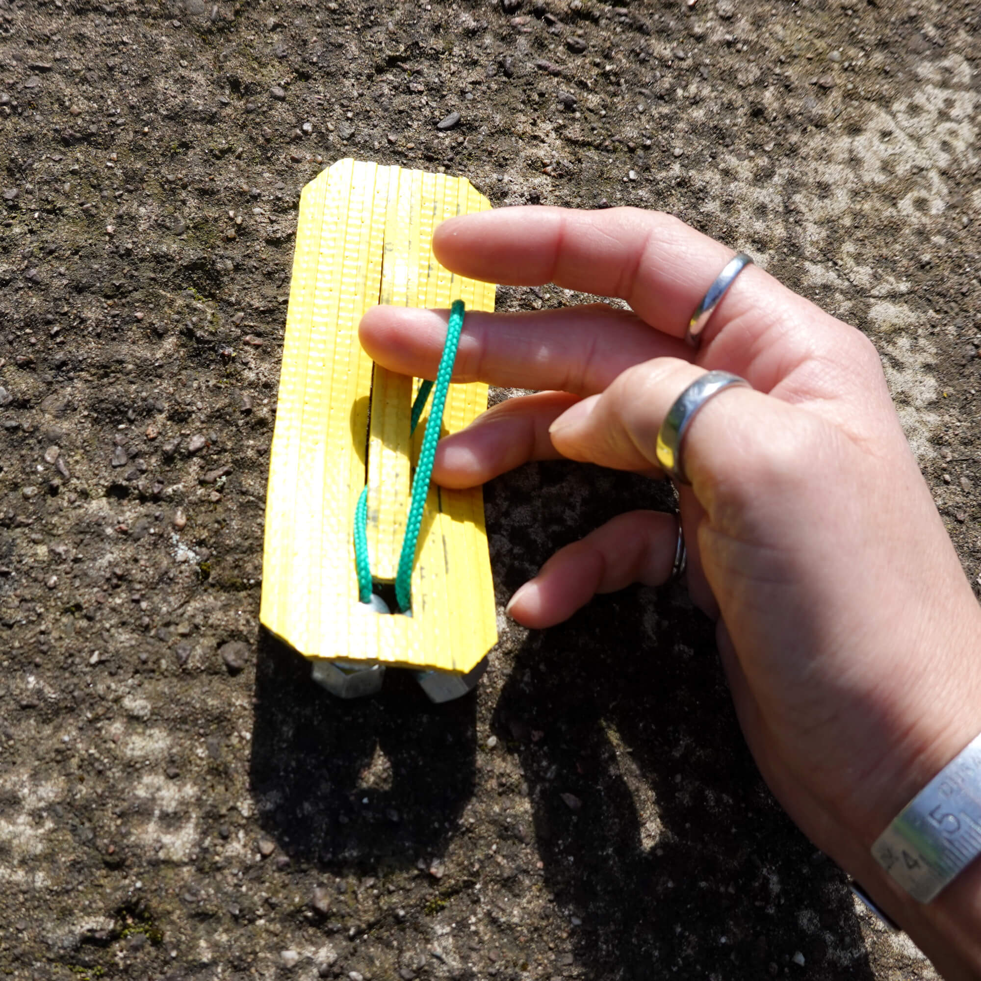 🧩 Casse-tête niveau moyen - en lance à incendie, paracorde et écrous de roue de vélo Casse-tête en lance à incendie réformée, paracorde et écrous de roues de vélo upcyclés