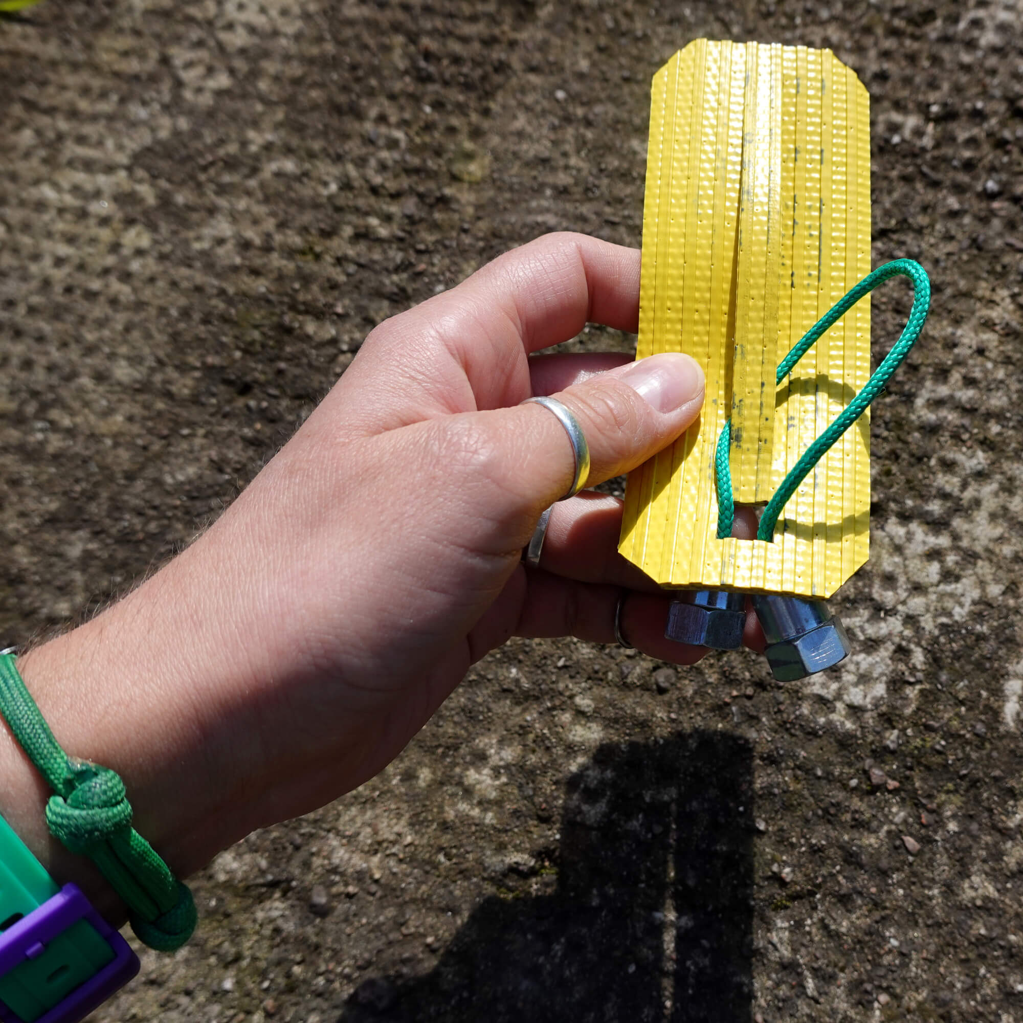 🧩 Casse-tête niveau moyen - en lance à incendie, paracorde et écrous de roue de vélo Casse-tête en lance à incendie réformée, paracorde et écrous de roues de vélo upcyclés