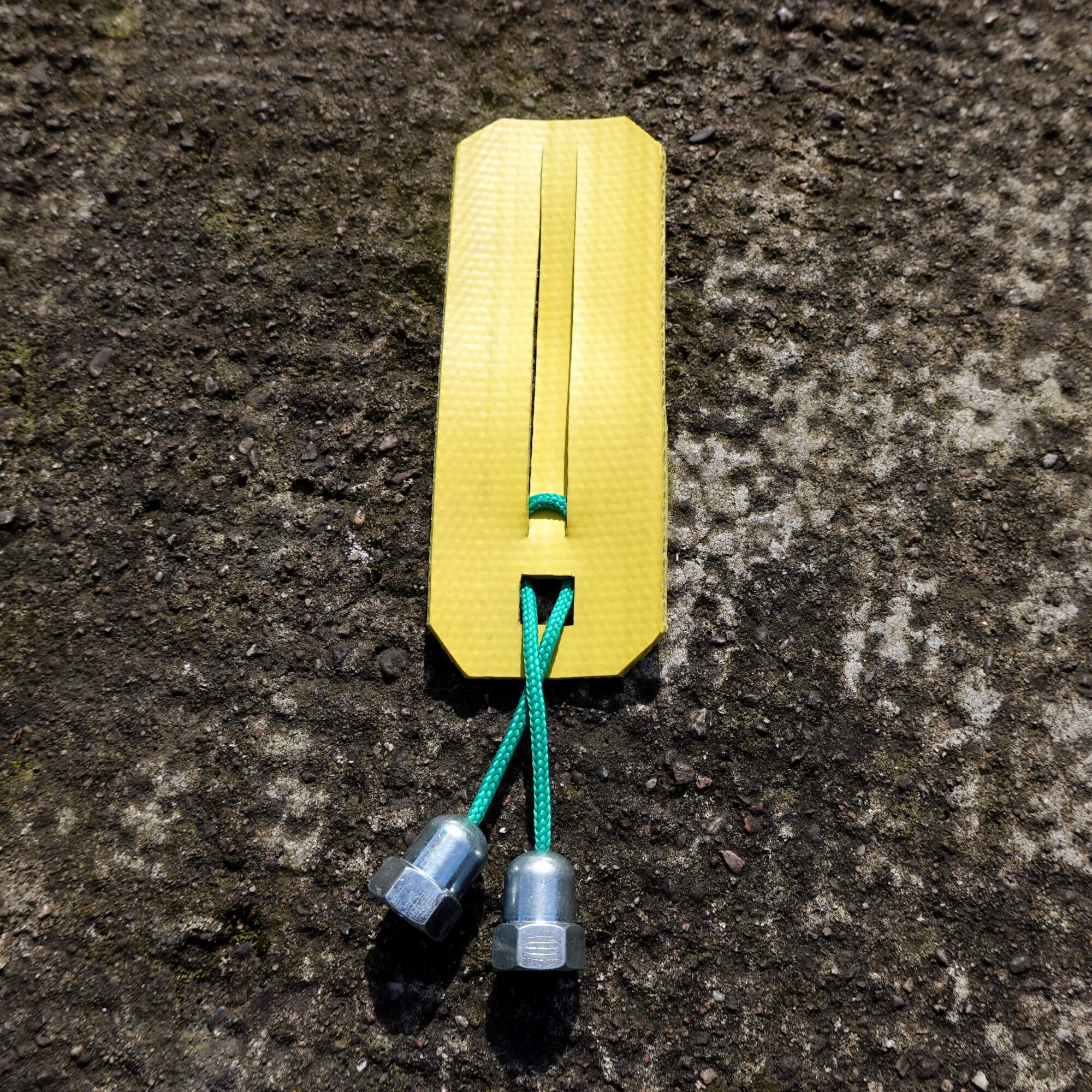 🧩 Casse-tête niveau moyen - en lance à incendie, paracorde et écrous de roue de vélo Casse-tête en lance à incendie réformée, paracorde et écrous de roues de vélo upcyclés