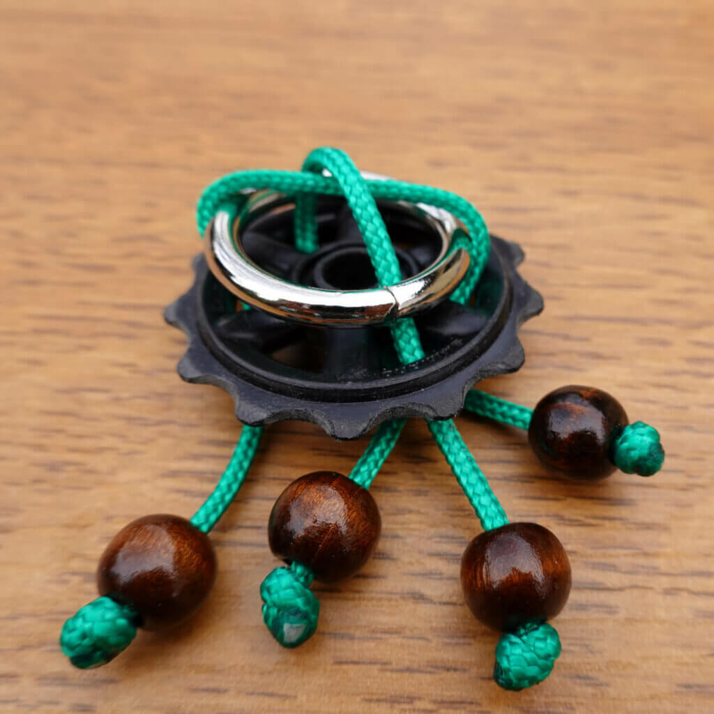 Encore des casse-têtes ! Casse-tête méduse en galet de dérailleur upcyclé