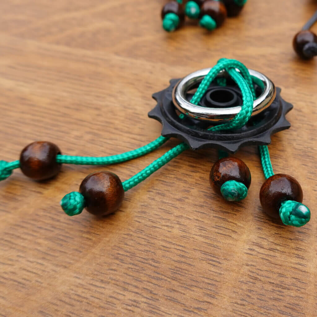 Encore des casse-têtes ! Casse-tête méduse en galet de dérailleur upcyclé