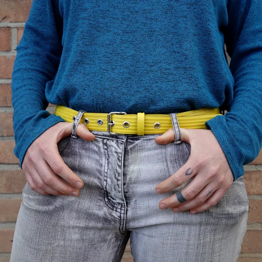 Ceinture jaune en lance à incendie réformée - upcyclée et vegan