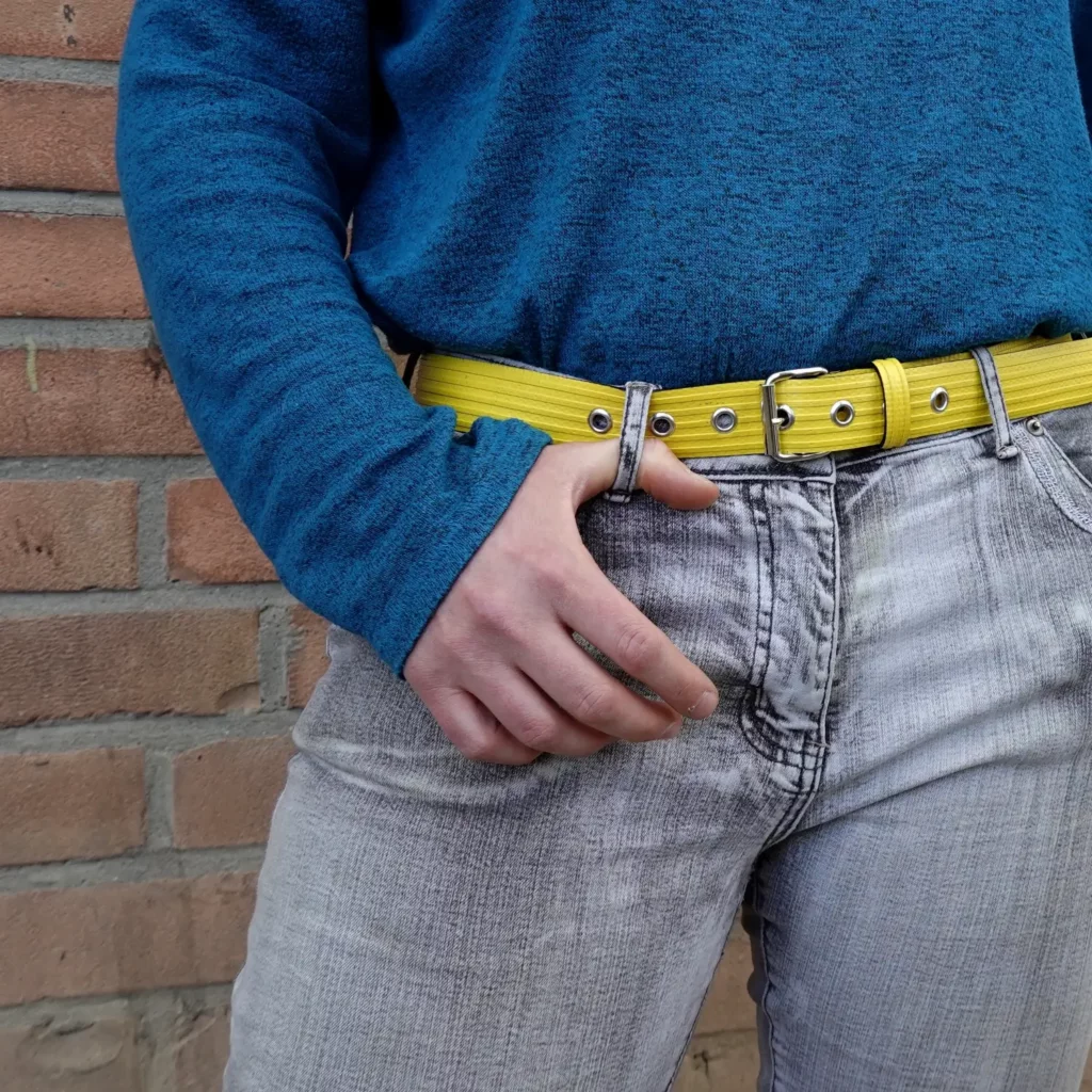 Ceinture en lance à incendie upcyclée - jaune