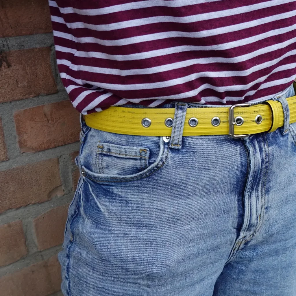 Ceinture en lance à incendie upcyclée - jaune