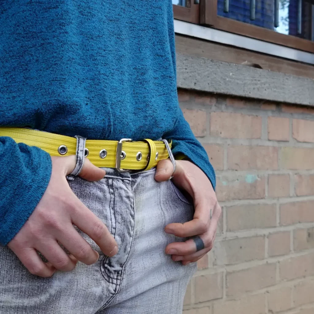 Ceinture en lance à incendie upcyclée - jaune