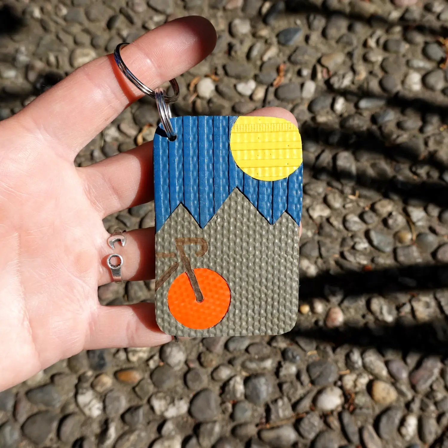 Porte-clés vélo 🚲 et paysage ⛰️ en lance à incendie et chambre à air Porte-clés vélo et paysage montagneux en tuyaux de lances à incendie upcyclées