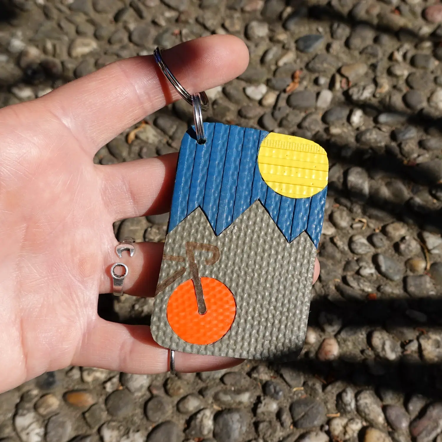 Porte-clés vélo 🚲 et paysage ⛰️ en lance à incendie et chambre à air Porte-clés vélo et paysage montagneux en tuyaux de lances à incendie upcyclées