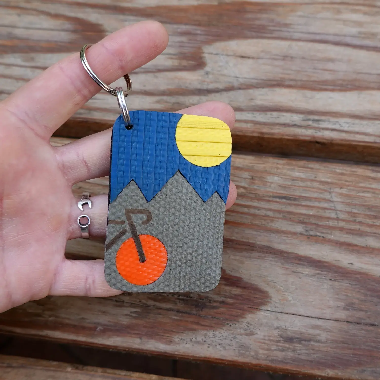 Porte-clés vélo 🚲 et paysage ⛰️ en lance à incendie et chambre à air Porte-clés vélo et paysage montagneux en tuyaux de lances à incendie upcyclées