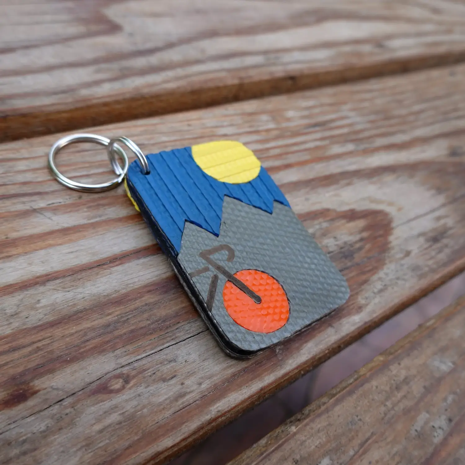 Porte-clés vélo 🚲 et paysage ⛰️ en lance à incendie et chambre à air Porte-clés vélo et paysage montagneux en tuyaux de lances à incendie upcyclées