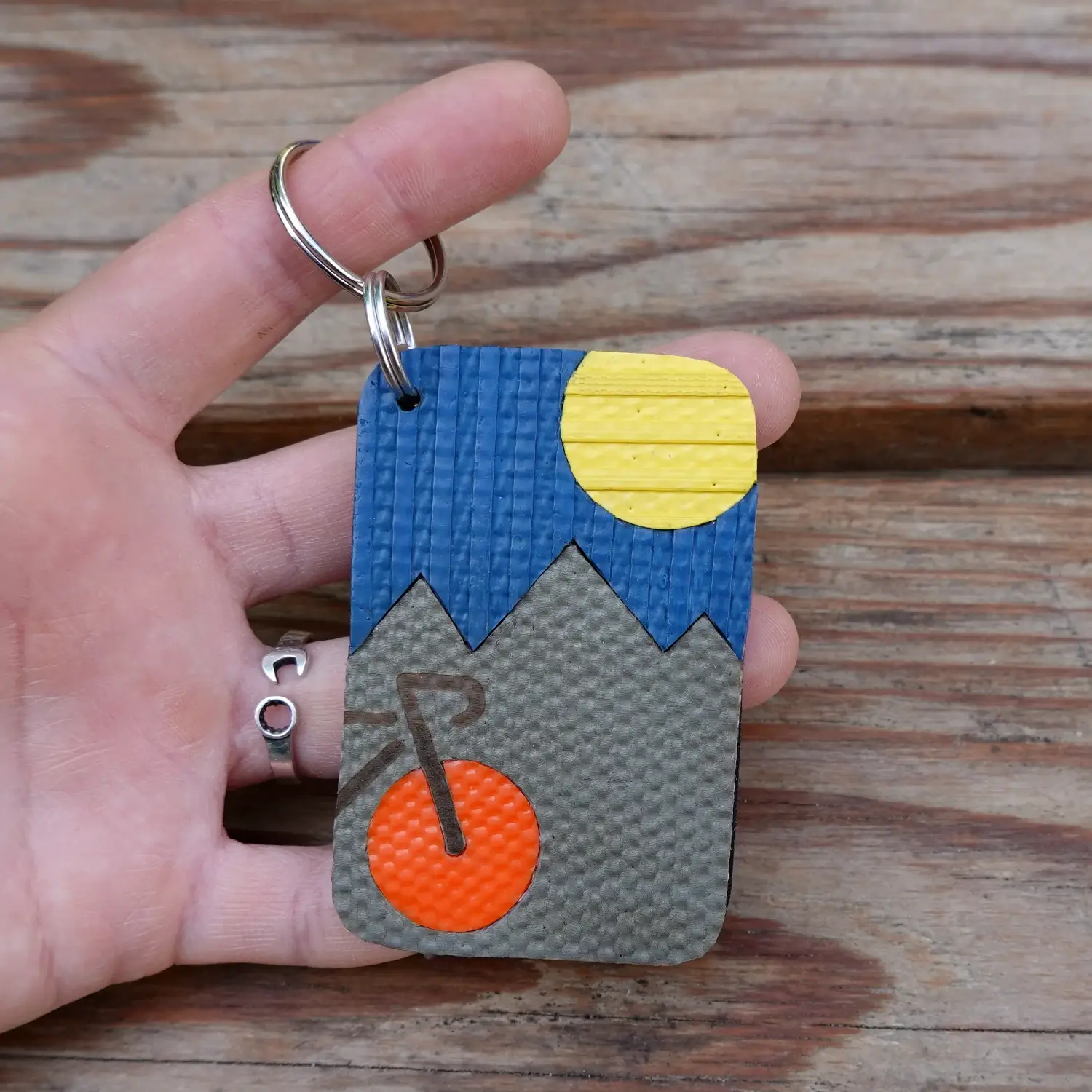 Porte-clés vélo 🚲 et paysage ⛰️ en lance à incendie et chambre à air Porte-clés vélo et paysage montagneux en tuyaux de lances à incendie upcyclées