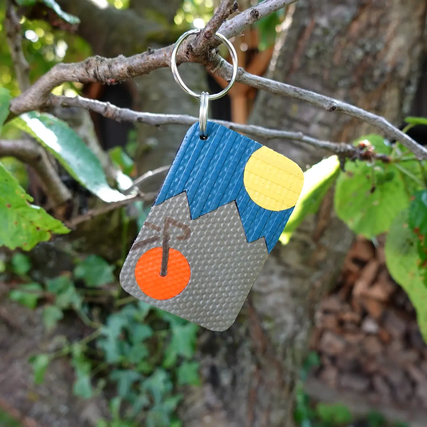 Porte-clés vélo 🚲 et paysage ⛰️ en lance à incendie et chambre à air Porte-clés vélo et paysage montagneux en tuyaux de lances à incendie upcyclées