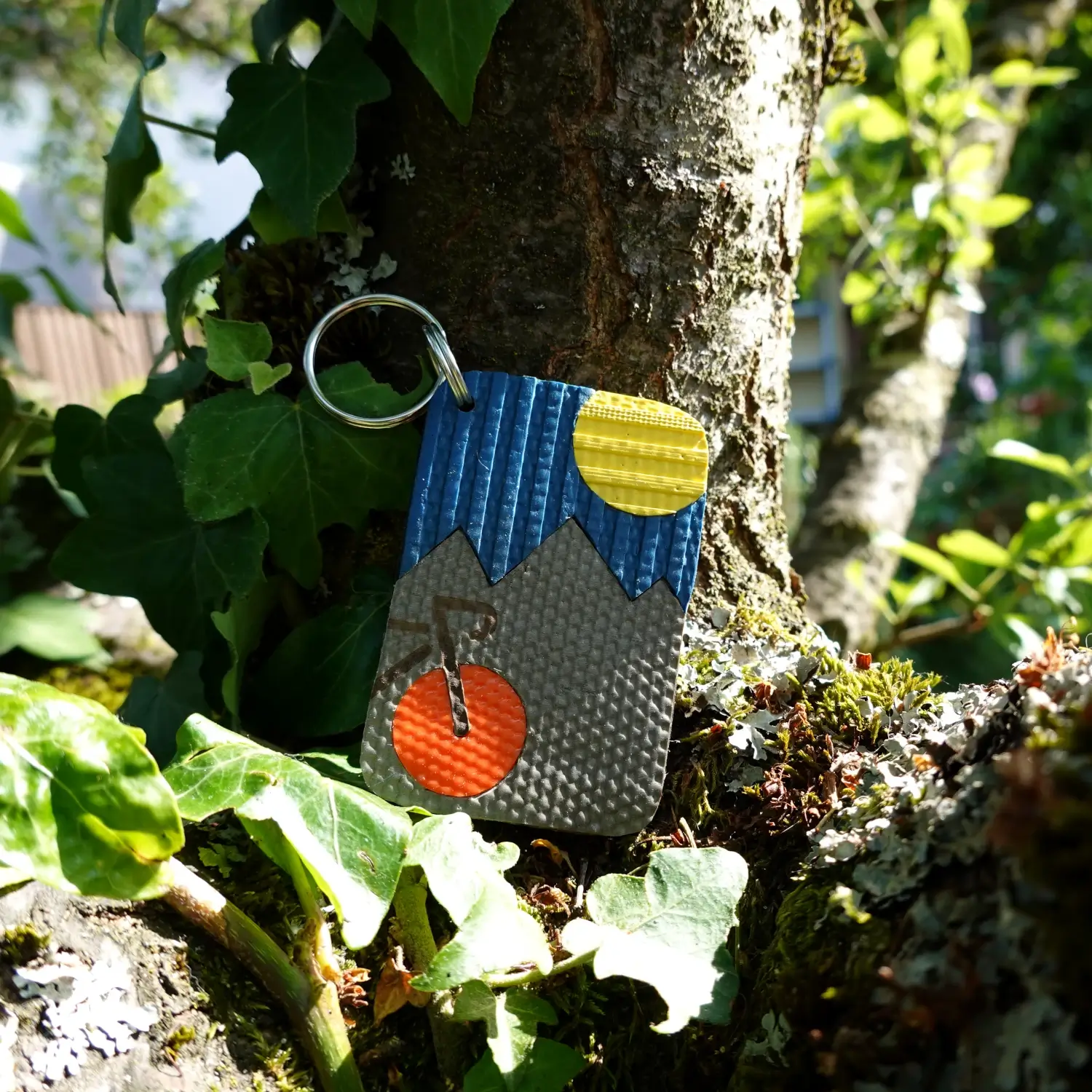 Porte-clés vélo 🚲 et paysage ⛰️ en lance à incendie et chambre à air Porte-clés vélo et paysage montagneux en tuyaux de lances à incendie upcyclées