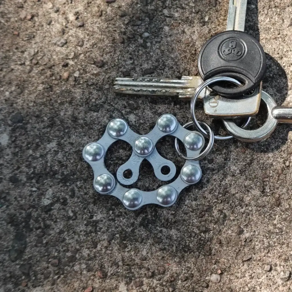Clin d'œil à l'Alsace : porte-clés bretzel 🥨 en chaîne de vélo upcyclée 1 Porte-clés bretzel en chaîne de vélo upcyclée