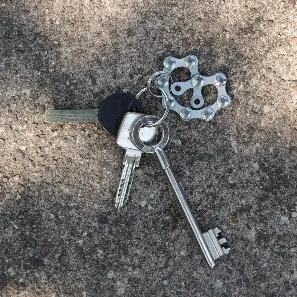 Clin d'œil à l'Alsace : porte-clés bretzel 🥨 en chaîne de vélo upcyclée Porte-clés bretzel en chaîne de vélo upcyclée