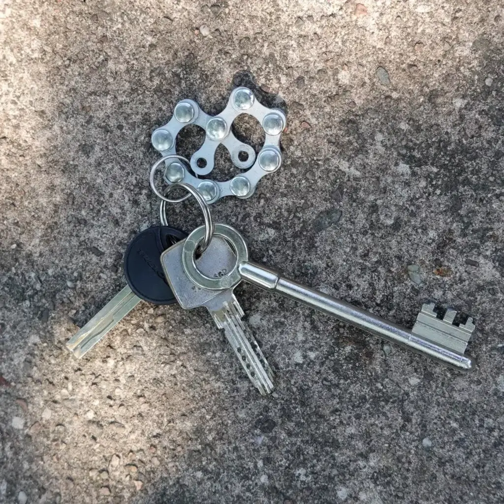 Clin d'œil à l'Alsace : porte-clés bretzel 🥨 en chaîne de vélo upcyclée Porte-clés bretzel en chaîne de vélo upcyclée