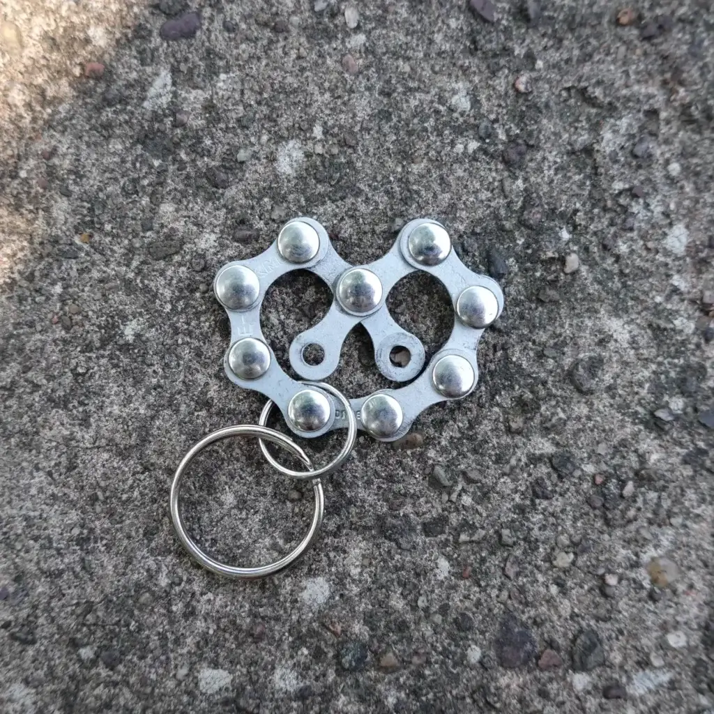 Clin d'œil à l'Alsace : porte-clés bretzel 🥨 en chaîne de vélo upcyclée Porte-clés bretzel en chaîne de vélo upcyclée