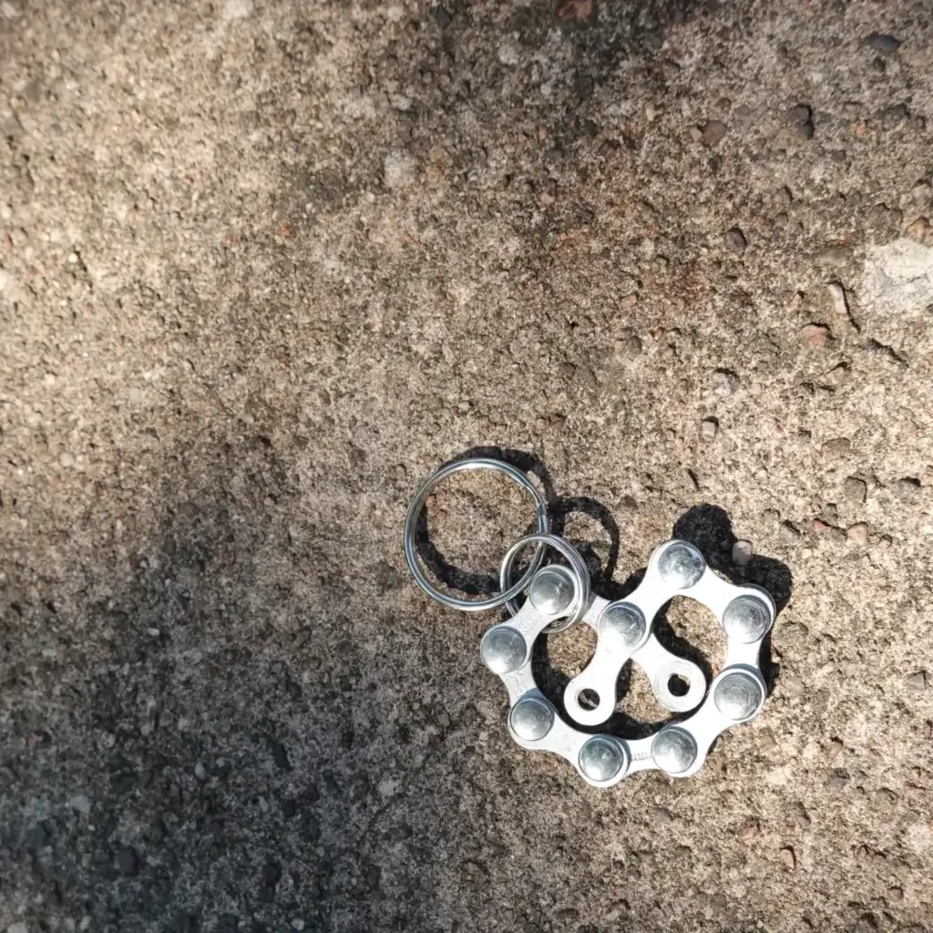 Clin d'œil à l'Alsace : porte-clés bretzel 🥨 en chaîne de vélo upcyclée Porte-clés bretzel en chaîne de vélo upcyclée