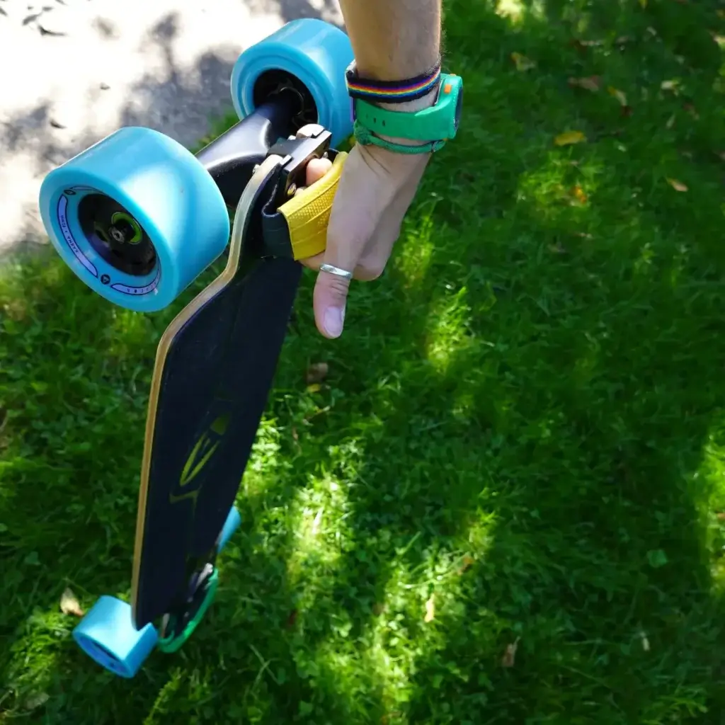Un accessoire pour skateur·se : poignée de portage pour longboard 🛹 3 Poignée longboard