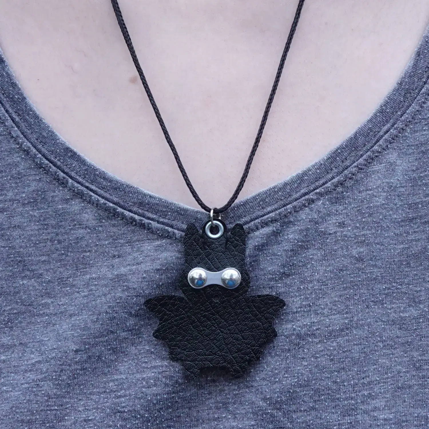 🦇 Pendentif chauve-souris masquée upcyclée, avec collier réglable en rPET 4 Collier chauve-souris masquée en matériaux upcyclés