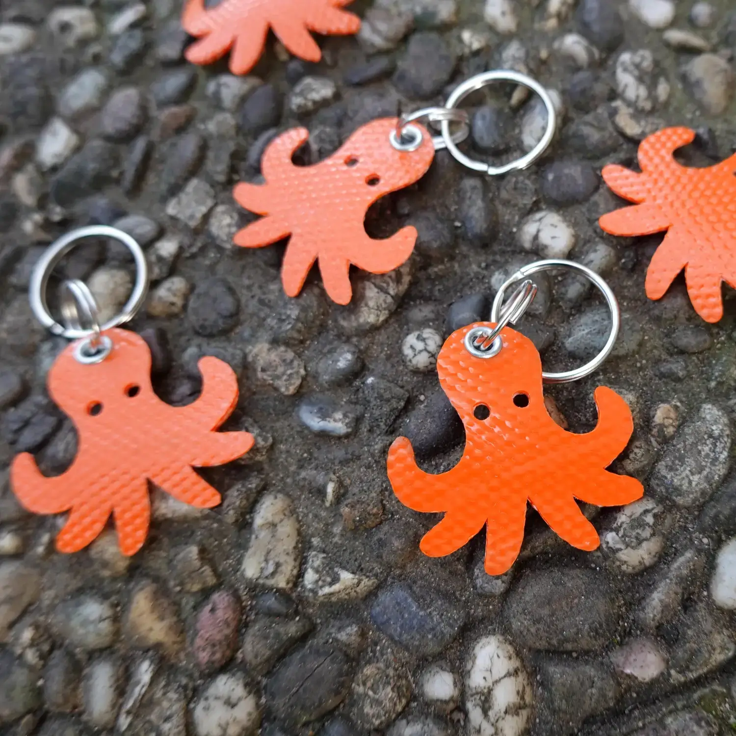 đ Porte-clĂ©s poulpe en lance Ă incendie orange đ„ â UpcyclĂ©, solide & beaucoup trop choupi 5 Porte-clĂ©s poulpe en tuyau de lance Ă incendie upcyclĂ©