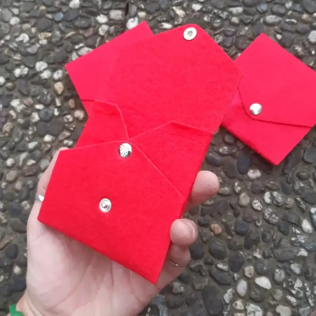 Pochettes cadeau rĂ©utilisables ! đ 3 Pochette cadeau rĂ©utilisable en moquette de salon upcyclĂ©e