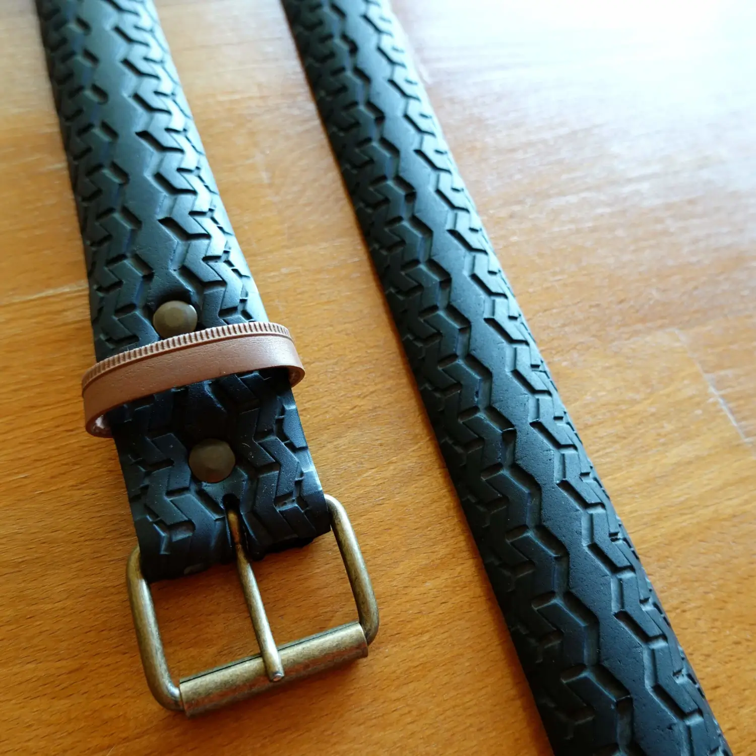 Ceinture en pneu de vélo noir upcyclé – Largeur 35 ou 40 mm, personnalisable & fabriquée à Strasbourg Ceinture en pneu de vélo upcyclé - ceinture vegan noire, large, personnalisable