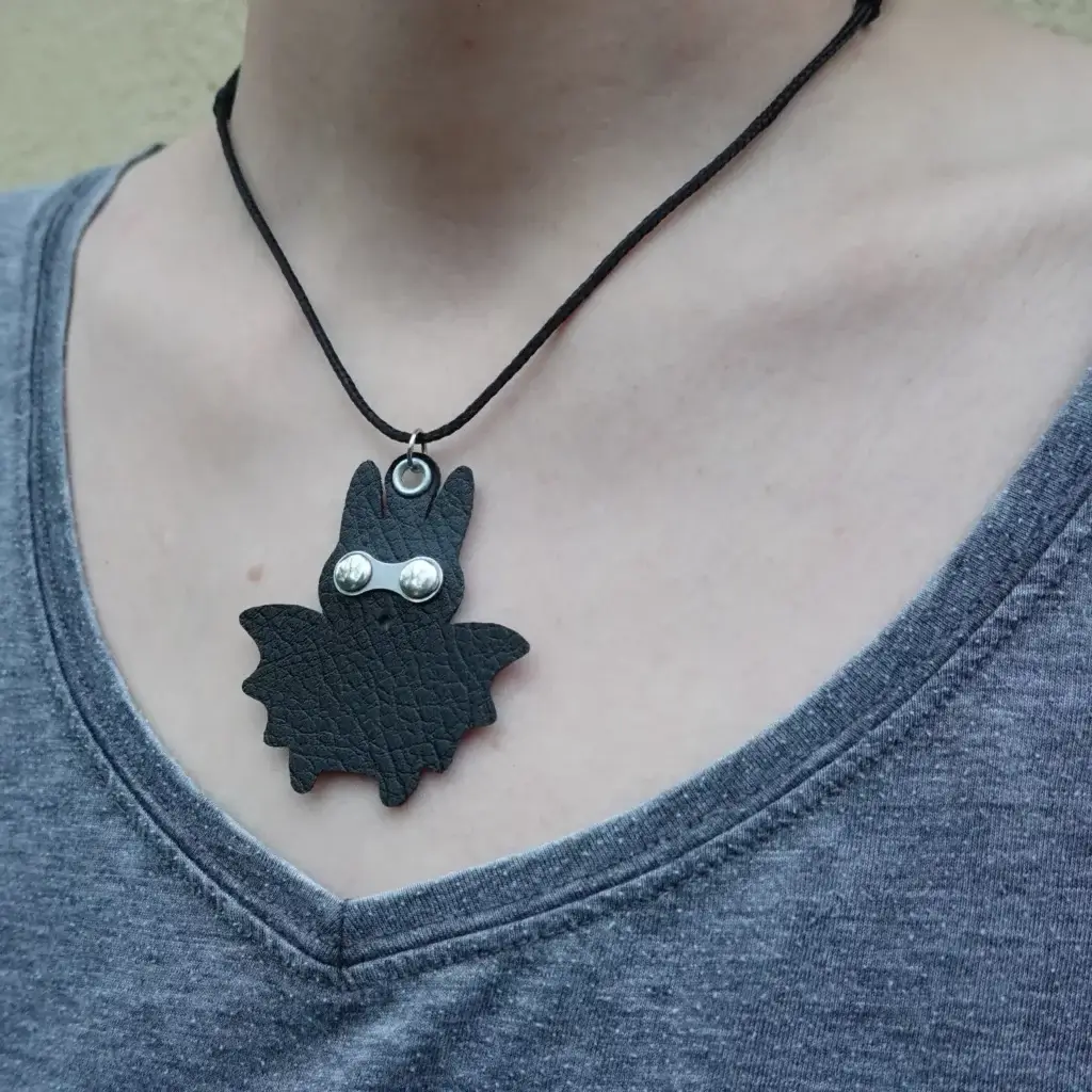 On continue avec les pendentifs ! đŠ 1 Pendentif chauve-souris en tablier de scooter et maillon de chaĂźne de vĂ©lo upcyclĂ©s, collier rĂ©glage en PET recyclĂ©