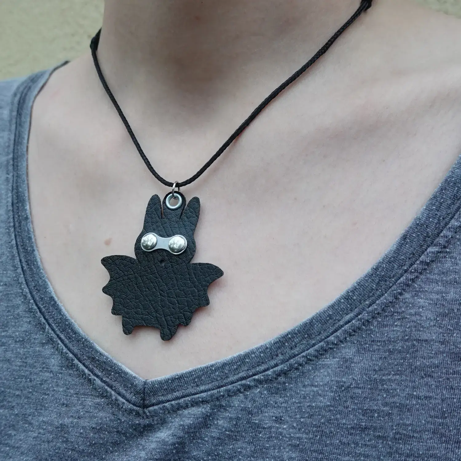 🦇 Pendentif chauve-souris masquée upcyclée, avec collier réglable en rPET 12 Pendentif chauve-souris en tablier de scooter et maillon de chaîne de vélo upcyclés, collier réglage en PET recyclé