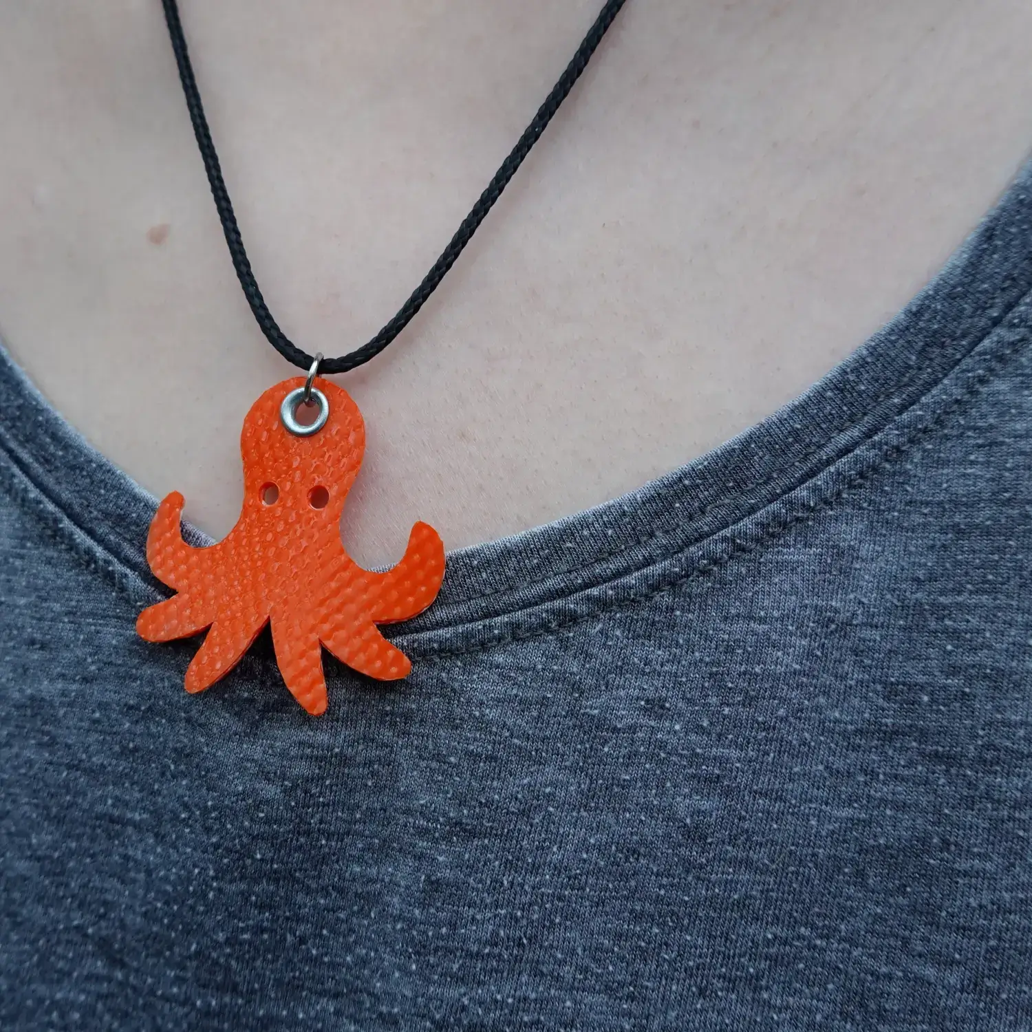đ Pendentif poulpe en lance Ă incendie avec collier rĂ©glable en PET recyclĂ© â»ïž â UpcyclĂ© & fait main 11 Pendentif poulpe en tuyau de lance Ă incendie upcyclĂ©e, sur collier en PET recyclĂ©