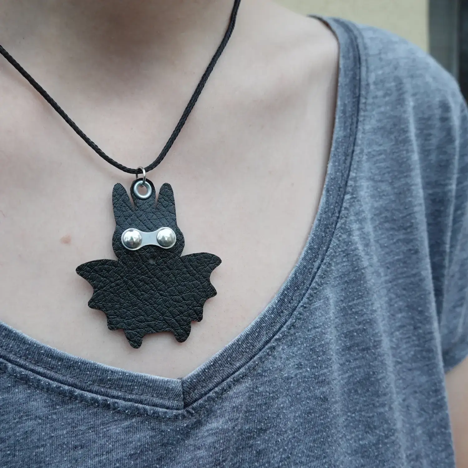 🦇 Pendentif chauve-souris masquée upcyclée, avec collier réglable en rPET 2 Collier chauve-souris masquée en matériaux upcyclés