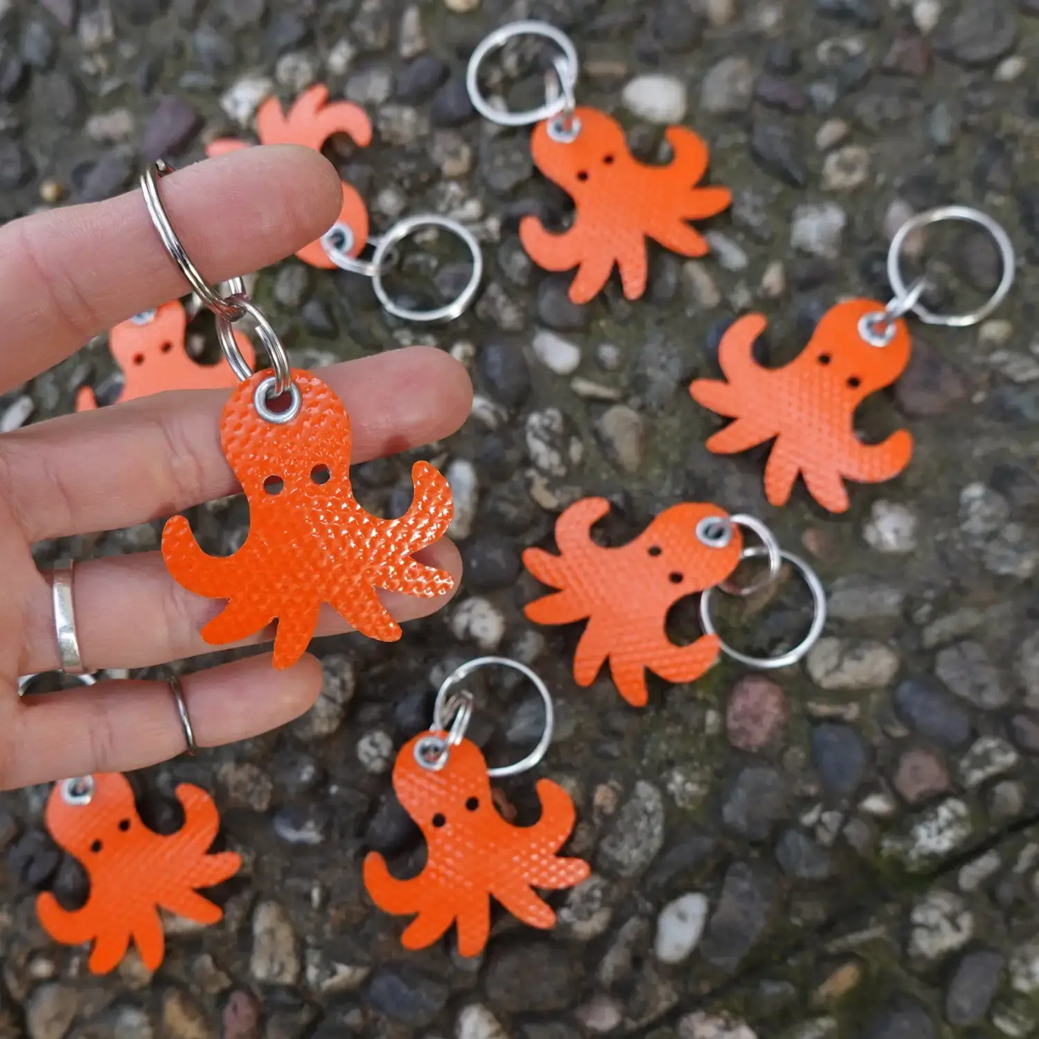 đ Porte-clĂ©s poulpe en lance Ă incendie orange đ„ â UpcyclĂ©, solide & beaucoup trop choupi 2 Porte-clĂ©s poulpe en tuyau de lance Ă incendie upcyclĂ©