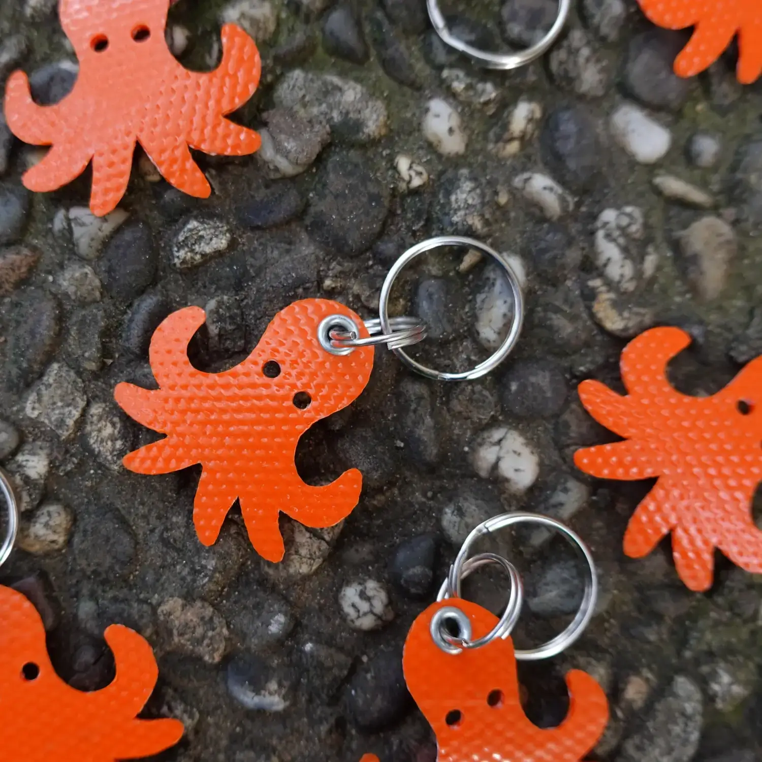 đ Porte-clĂ©s poulpe en lance Ă incendie orange đ„ â UpcyclĂ©, solide & beaucoup trop choupi 3 Porte-clĂ©s poulpe en tuyau de lance Ă incendie upcyclĂ©