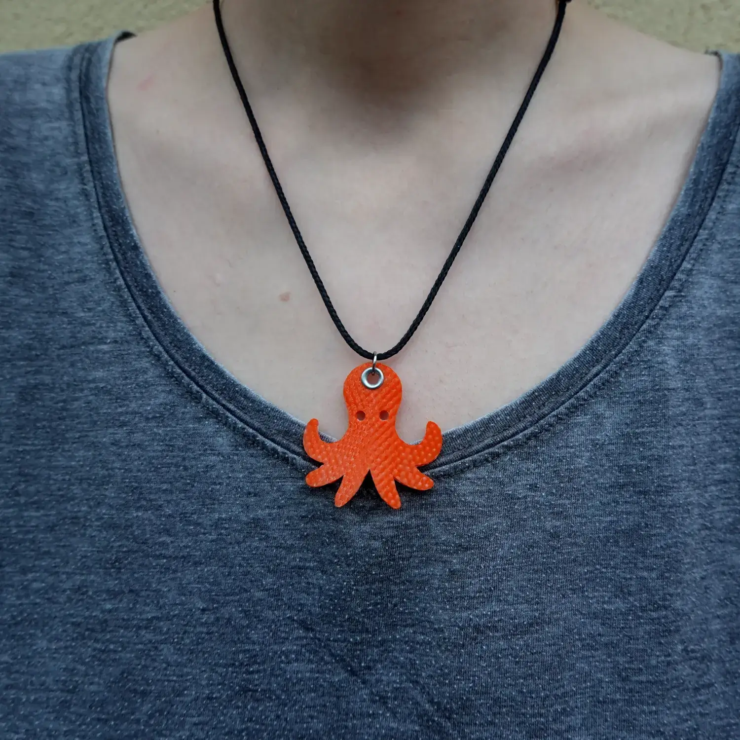 đ Pendentif poulpe en lance Ă incendie avec collier rĂ©glable en PET recyclĂ© â»ïž â UpcyclĂ© & fait main 2 Pendentif poulpe en tuyau de lance Ă incendie upcyclĂ©e, sur collier en PET recyclĂ©