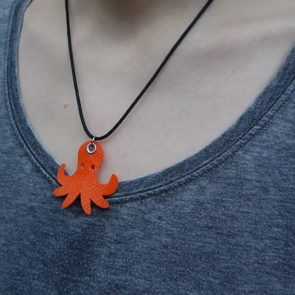 1er bijou en lance Ă incendie ! đ 4 Pendentif poulpe en tuyau de lance Ă incendie upcyclĂ©e, sur collier en PET recyclĂ©