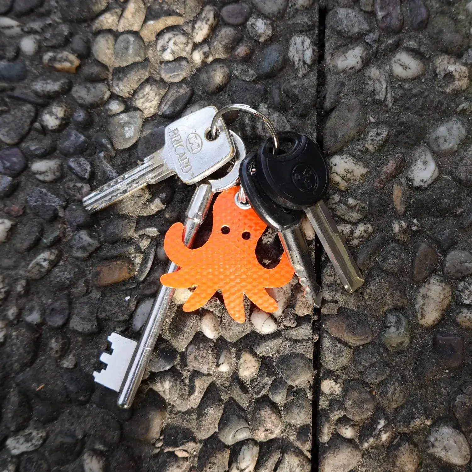 đ Porte-clĂ©s poulpe en lance Ă incendie orange đ„ â UpcyclĂ©, solide & beaucoup trop choupi 4 Porte-clĂ©s poulpe en tuyau de lance Ă incendie upcyclĂ©