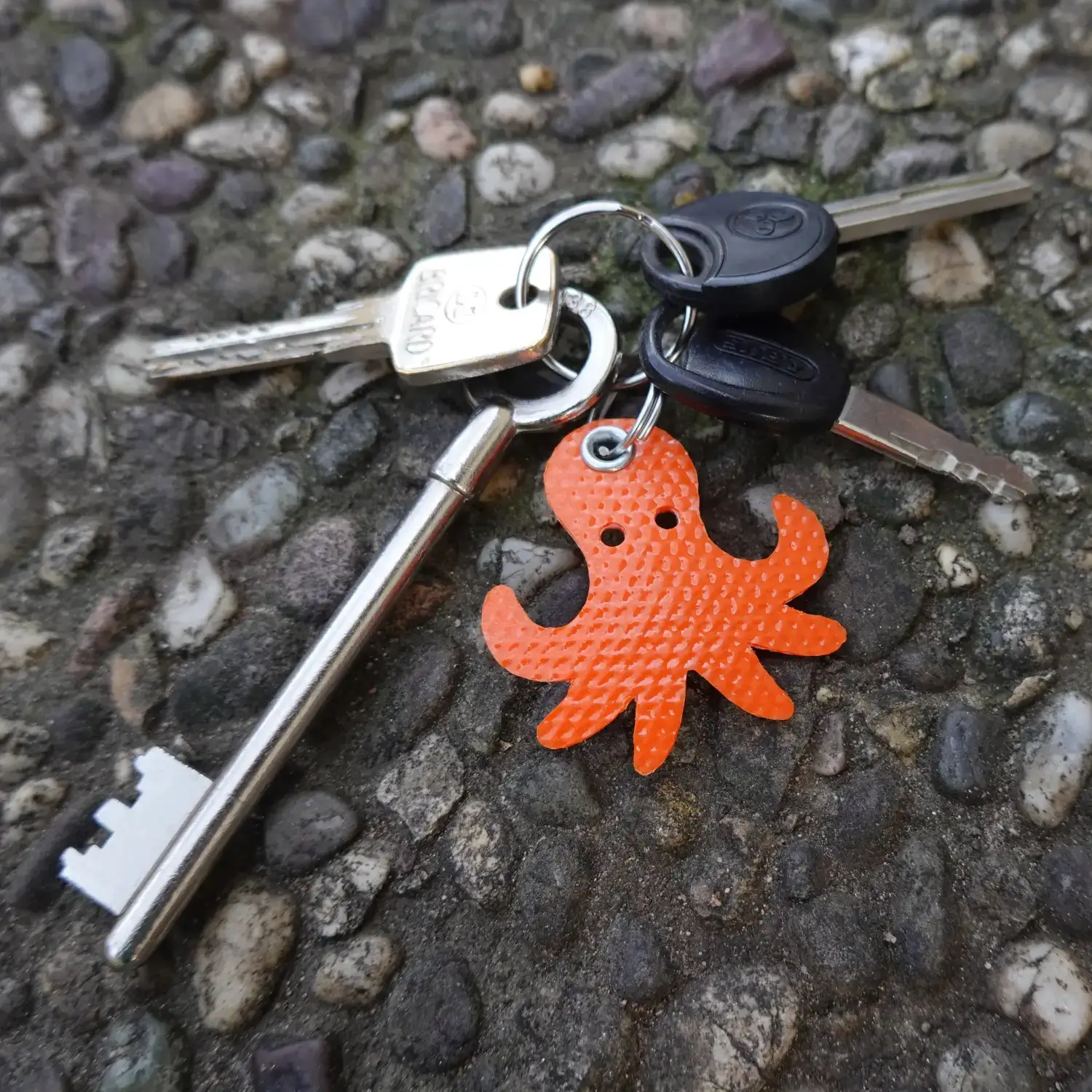 đ Porte-clĂ©s poulpe en lance Ă incendie orange đ„ â UpcyclĂ©, solide & beaucoup trop choupi 6 Porte-clĂ©s poulpe en tuyau de lance Ă incendie upcyclĂ©