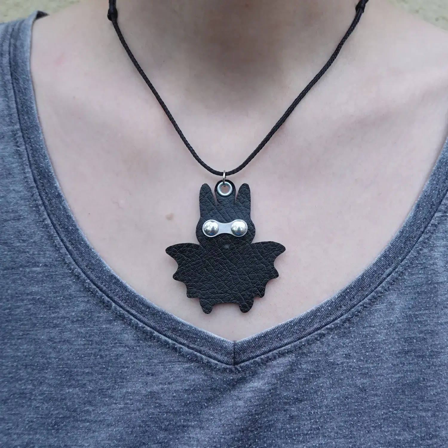 🦇 Pendentif chauve-souris masquée upcyclée, avec collier réglable en rPET 5 Collier chauve-souris masquée en matériaux upcyclés